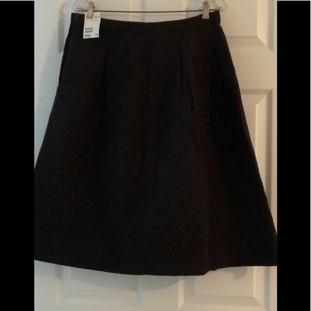 NWT H&M Black textured pleated skirt